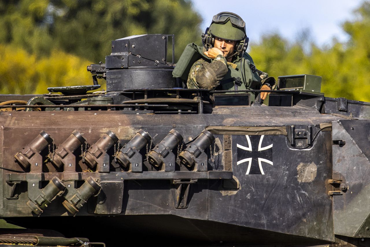 Een tankcommandant van een Leopard 2A6, tijdens een militaire oefening.
