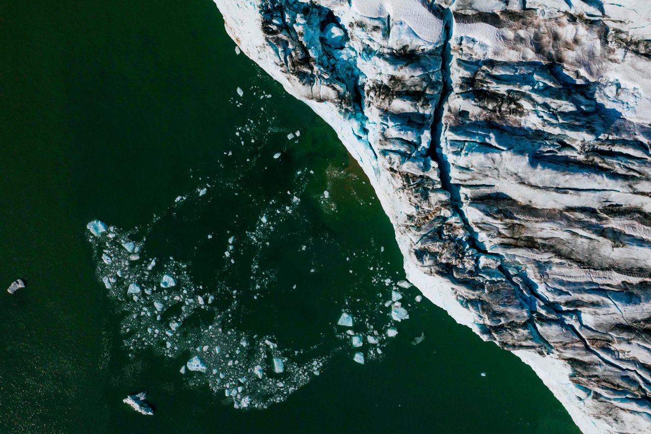 Luchtfoto van de Apusiajik-gletsjer op Groenland. Mede door afkalving van landijs stijgt de zeespiegel.