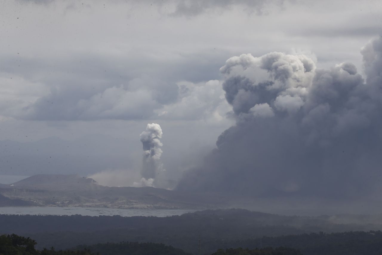 De vulkaan Taal op de Filippijnen spuwt sinds zondag as en rook.