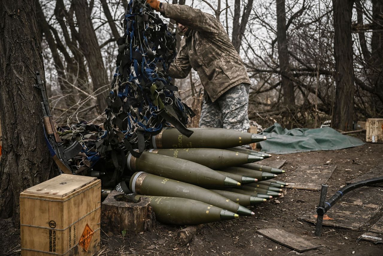 Een lid van de Oekraïense strijdkrachten vrijdag met artilleriegranaten van 155 millimeter nabij Bachmoet.