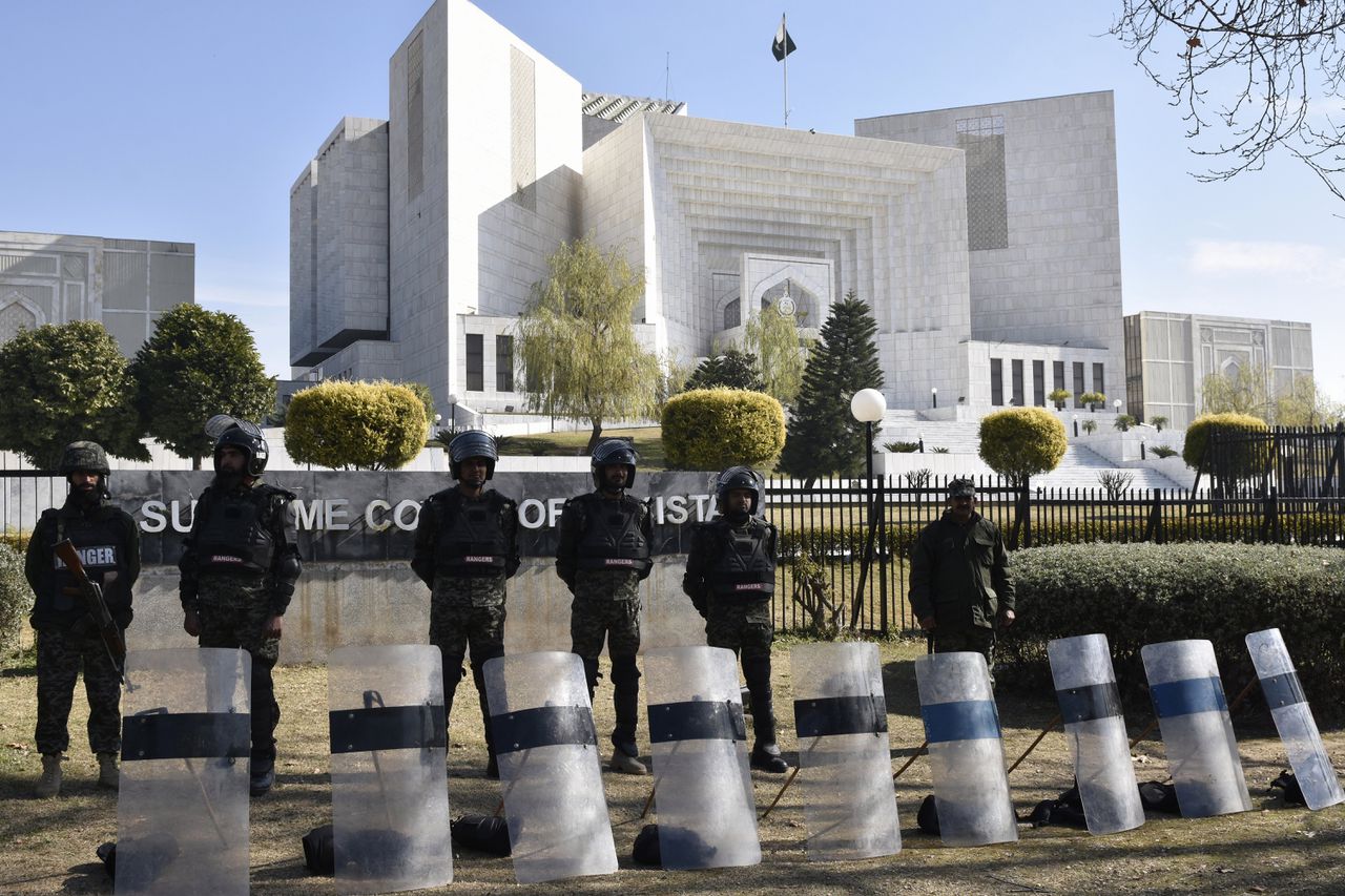 Pakistaanse veiligheidstroepen hielden dinsdag de wacht bij het hooggerechtshof in Islamabad, waar uitspraak werd gedaan over de herziening van de uitspraak van Asia Bibi.