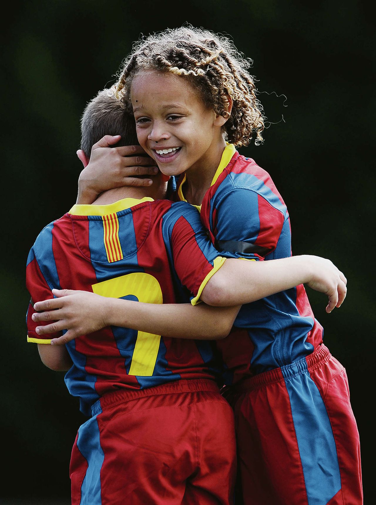 Xavi Simons (rechts), zoon van oud-prof Regillio Simons, twee jaar geleden op achtjarige leeftijd in het shirt van Barcelona.