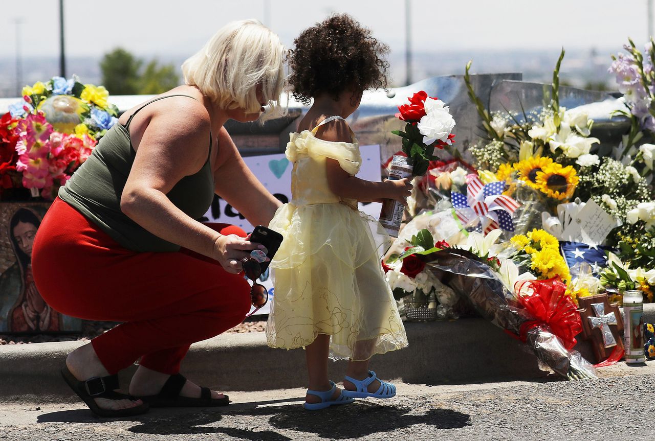 Emma Del Valle (links) omhelst Brenda Castaneda tijdens een rouwplechtigheid voor de schietpartij in El Paso, waarbij 22 mensen werden doodgeschoten.