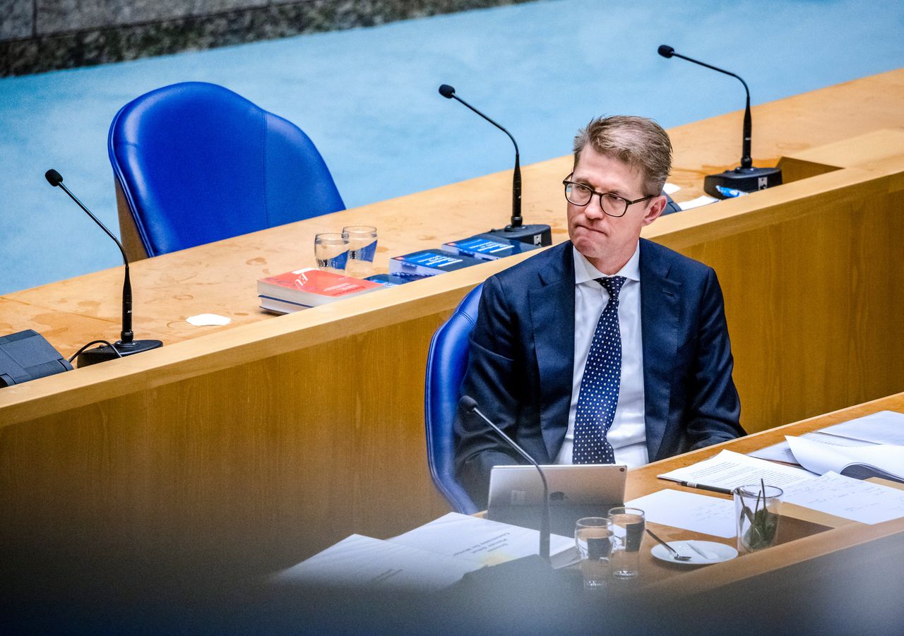 Minister Sander Dekker heeft besloten internationale adoptie per direct op te schorten.
