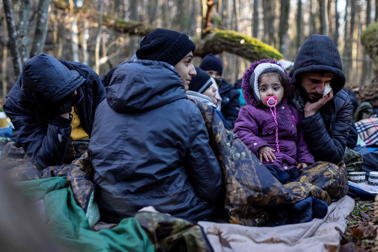 Leden van een Iraaks-Koerdische familie, waaronder zes kinderen, dinsdag aan de Pools-Wit-Russische grens, waar ze al twintig dagen zeggen te verblijven.