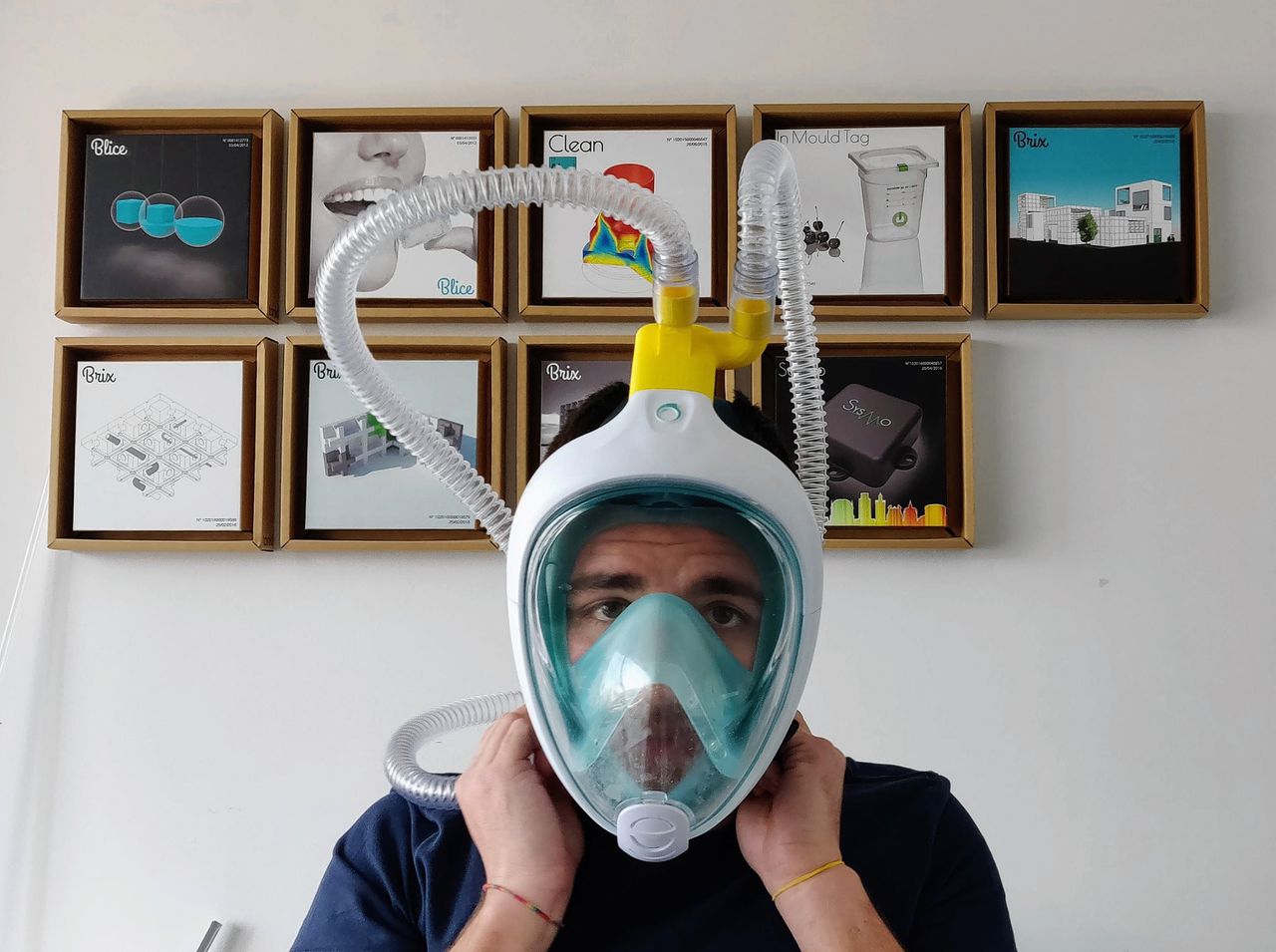 Ontwerper Alessandro Romaioli met een duikmasker dat na een aanpassing met een 3D-geprinte klep geschikt is als masker voor een beademingsapparaat. Ze worden geproduceerd door zijn bedrijfje in Brescia, Italië.