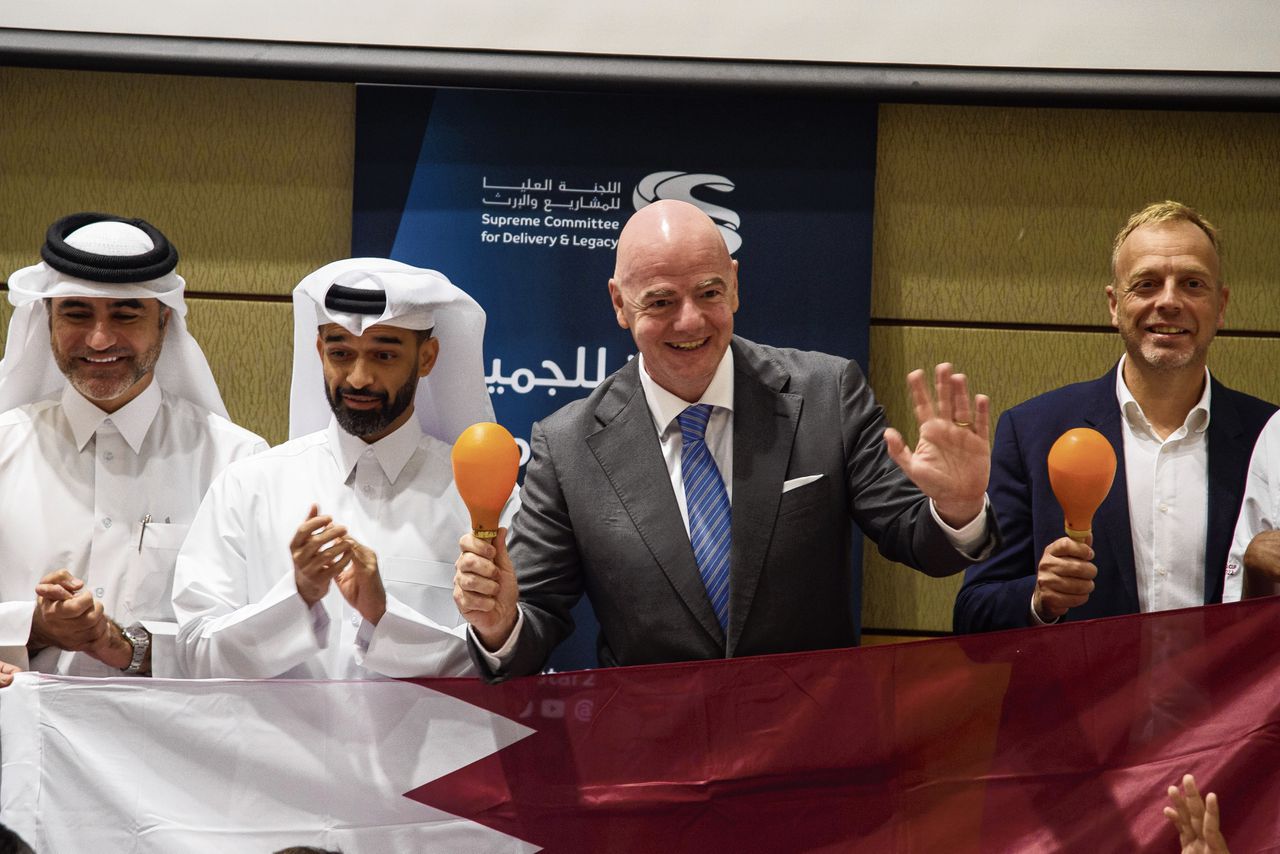 Hassan Al Thawadi (midden), de hoogste baas van het WK in Qatar, samen met FIFA-voorzitter Gianni Infantino.