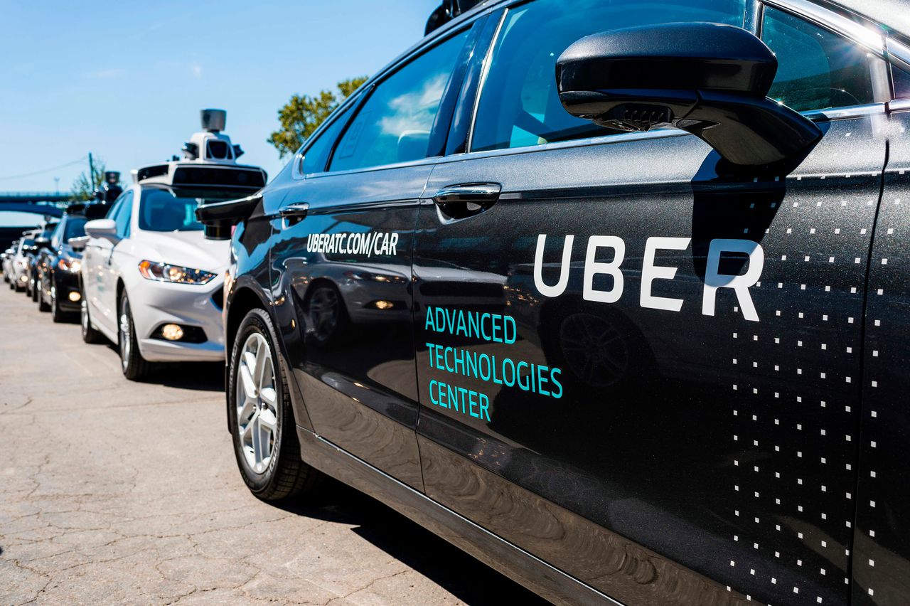 Uber schort testen zelfrijdende auto op na dodelijk ongeluk 