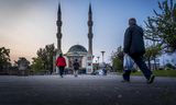 De Mevlana Moskee te Rotterdam stroomt vol voor het ochtendgebed. Veel moskeeën worden volgens de Nationaal Coördinator tegen Discriminatie en Racisme „ontzettend streng gecontroleerd” op hun financiële stromen.