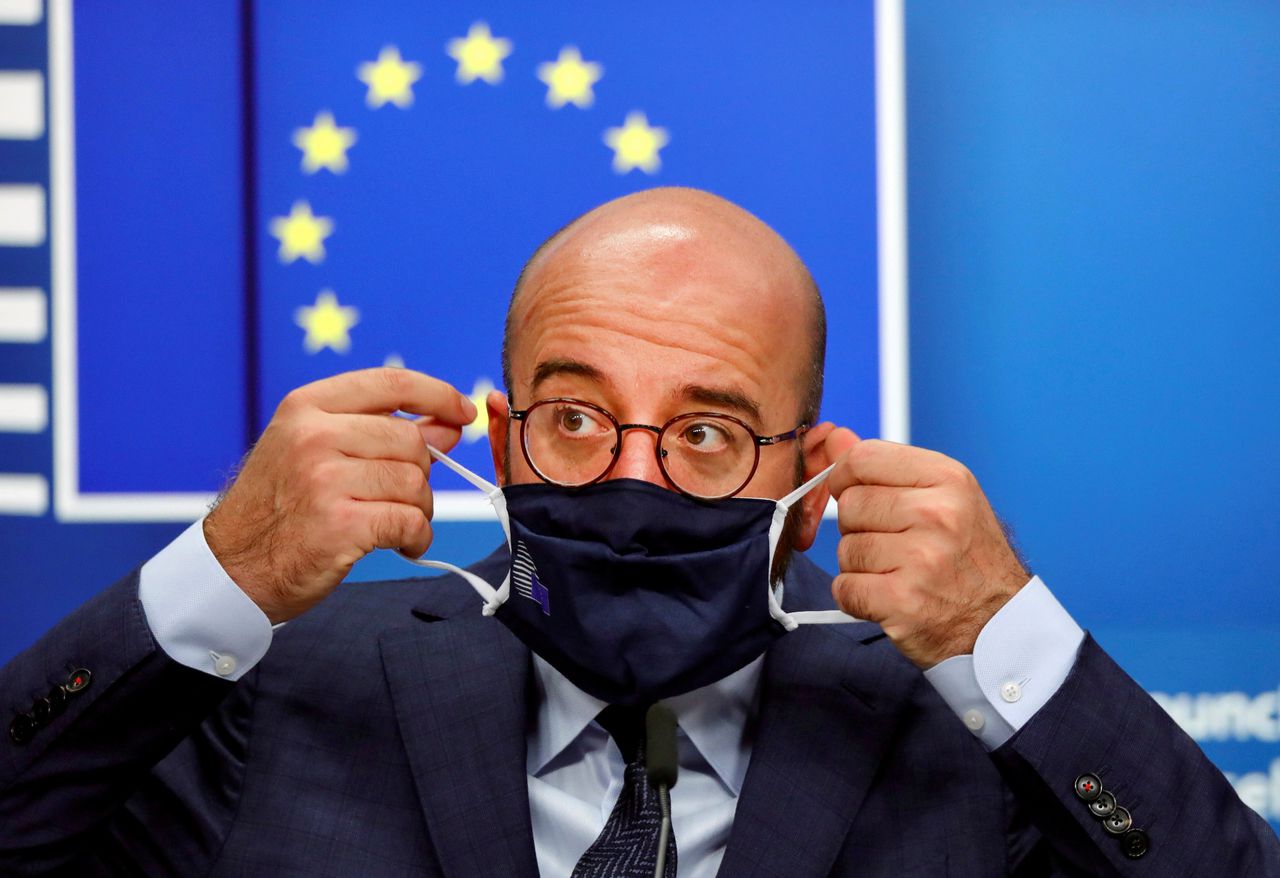 Voorzitter van de Europese Raad, Charles Michel, neemt zijn gezichtsmasker af tijdens een persconferentie in Brussel, 16 oktober.