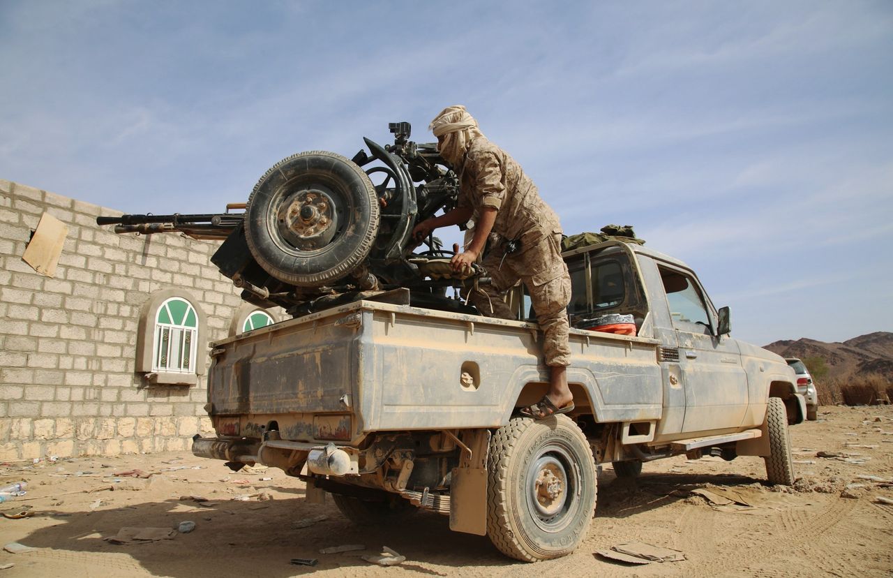 Een strijder gelieerd aan de regeringstroepen van president Hadi in de Jemenitische stad Marib.