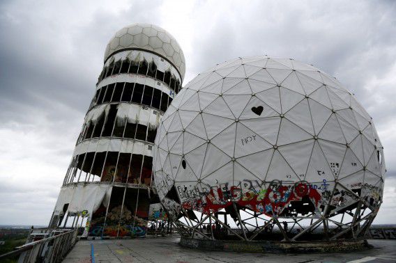 Gebroken antenne van een voormalig afluisterstation van de NSA op de Duivelsberg in Berlijn. De afluisterpraktijken van de NSA blijken zich steeds verder uit te strekken tot ook Brussel blijkt nu.