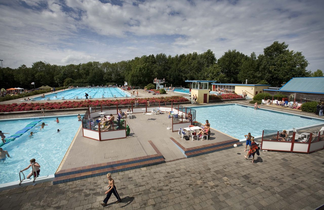 Meisjes die baantjes willen zwemmen moeten vroeg zijn NRC