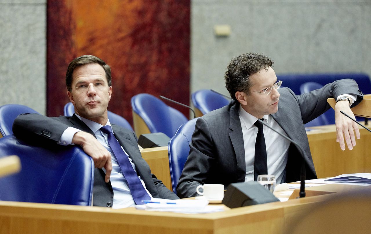 Premier Mark Rutte (L) en minister Jeroen Dijsselbloem van Financien in vak K, waar het kabinet zit.