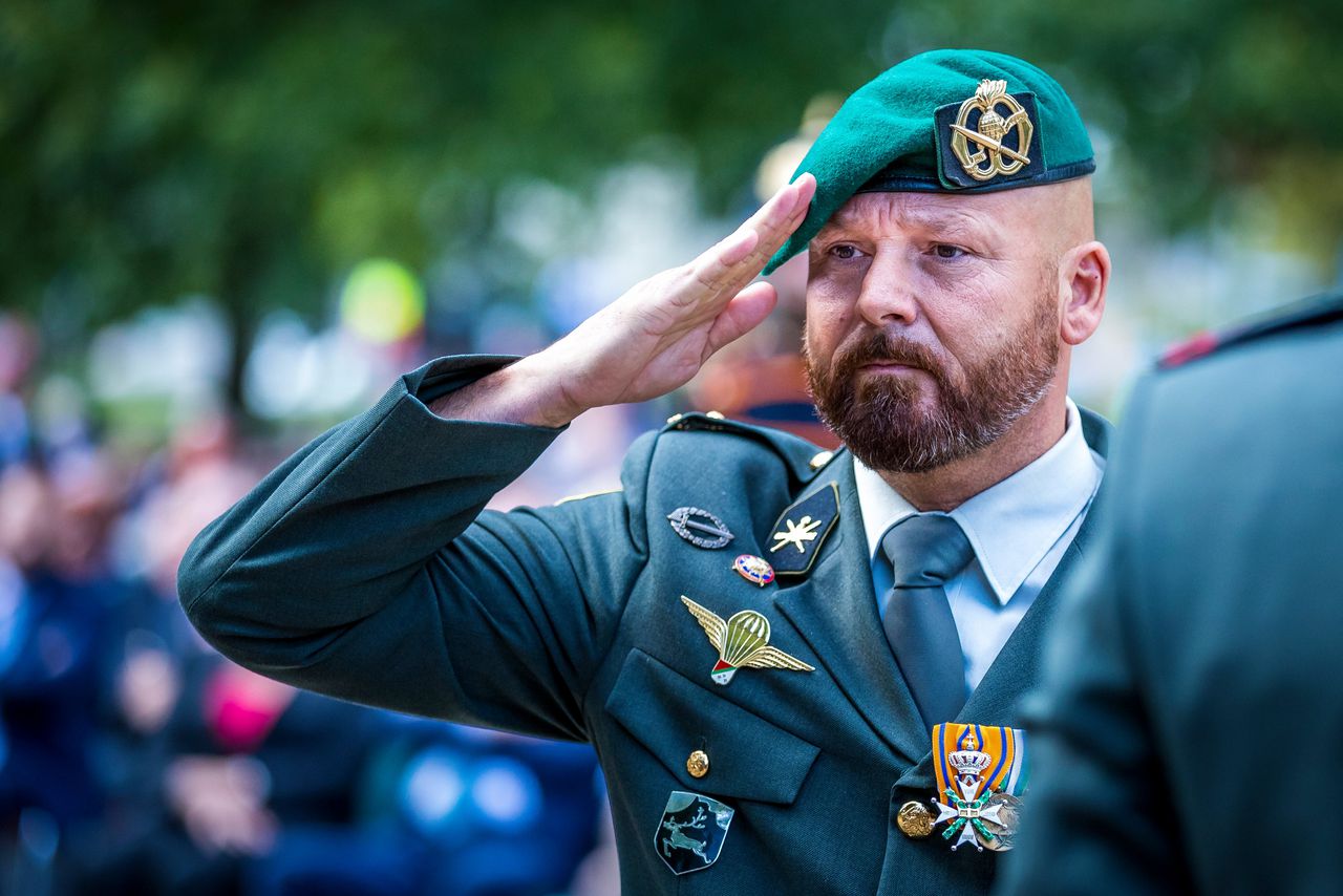 Marcel Kroon tijdens een herdenking in Roermond. De militair wordt vervolgd voor incidenten tijdens carnaval.