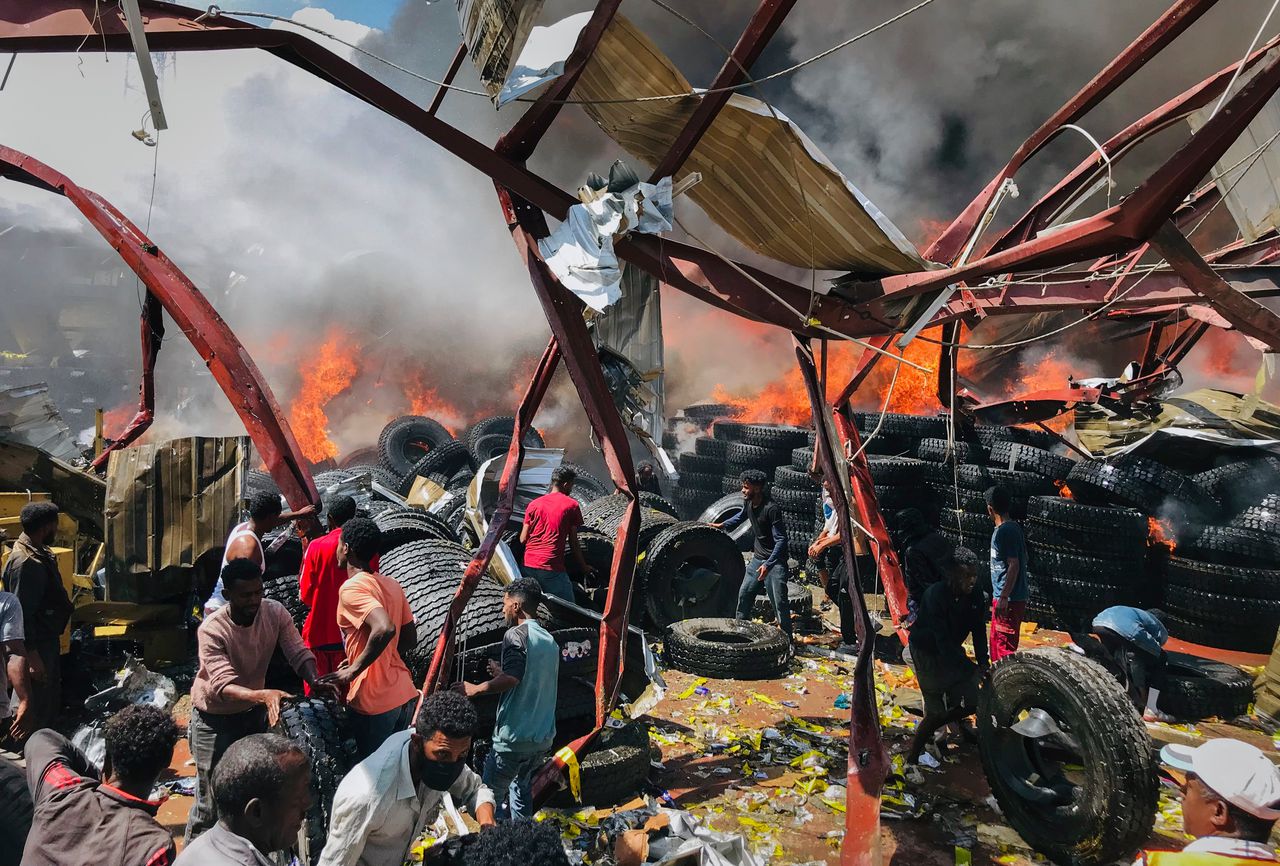 Mensen doorzoeken wrakstukken na een luchtaanval in Mekele, de hoofdstad van de Tigray-regio.