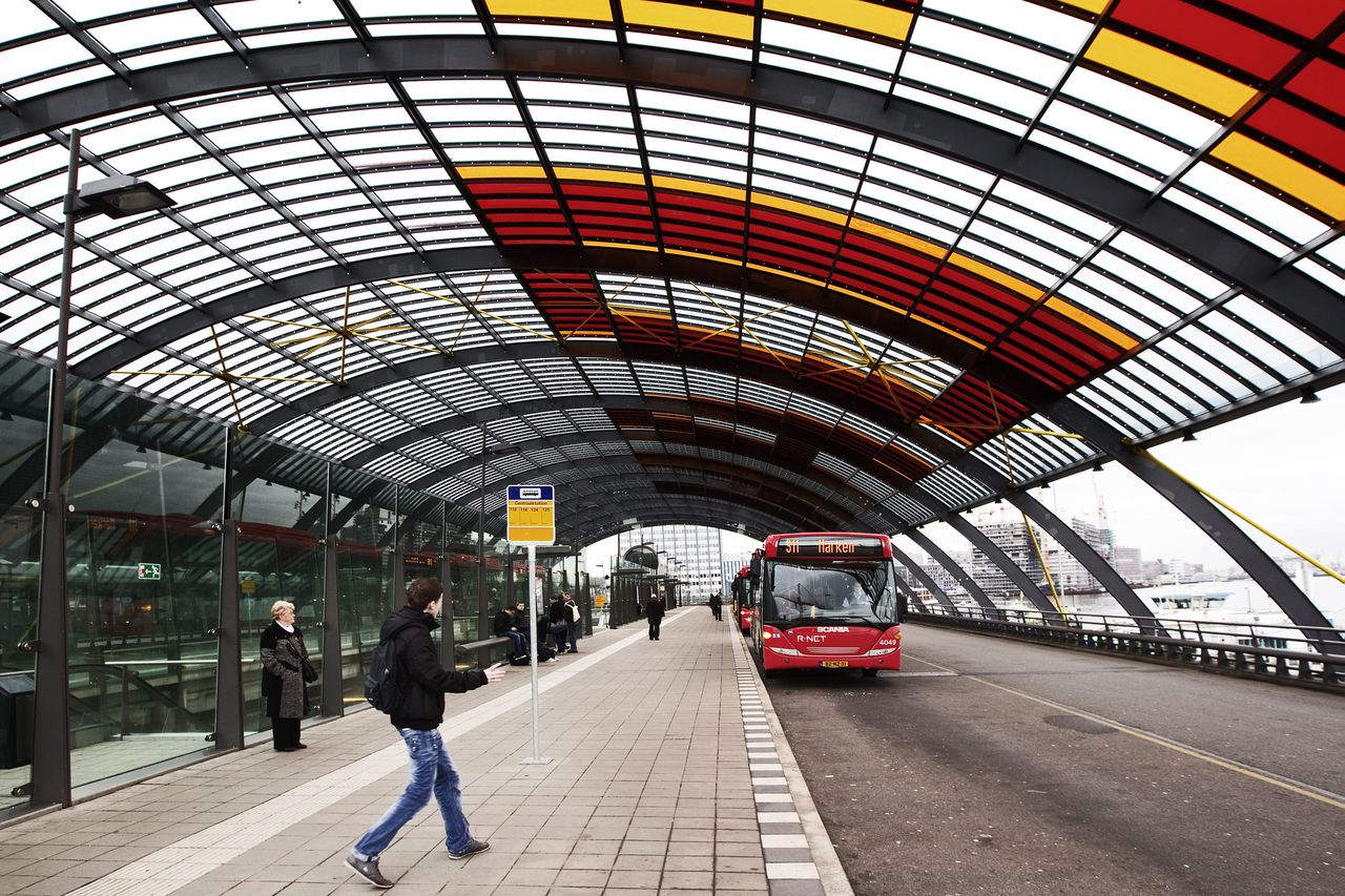 Het zicht op de letters van 'Amsterdam' vanuit het busstation zelf.