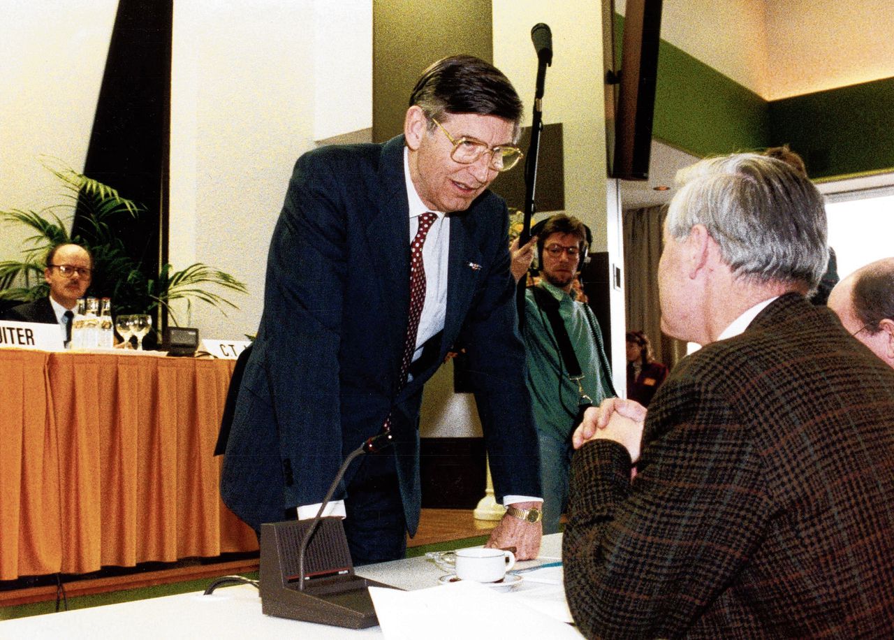 Lodewijk van Wachem tijdens een persconferentie van Shell in 1992.