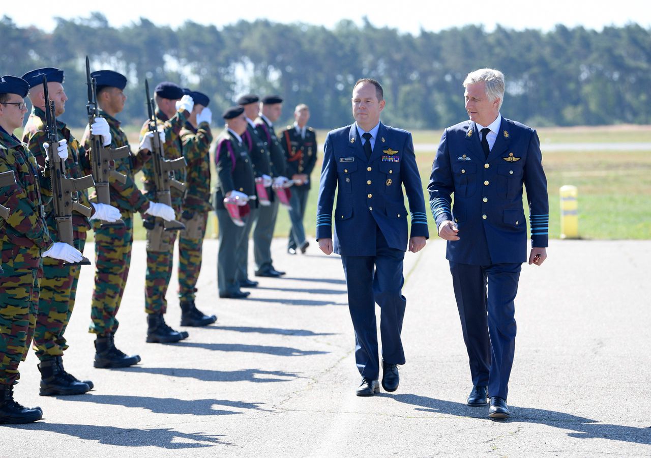 De Belgische koning Filip (rechts) tijdens een bezoek aan een militaire vliegbasis in Peer eerder deze maand.