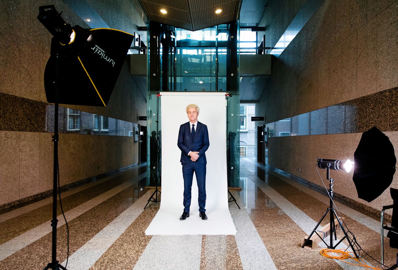 PVV-fractievoorzitter Geert Wilders gaat op de foto na het vragenuurtje in de Tweede Kamer.