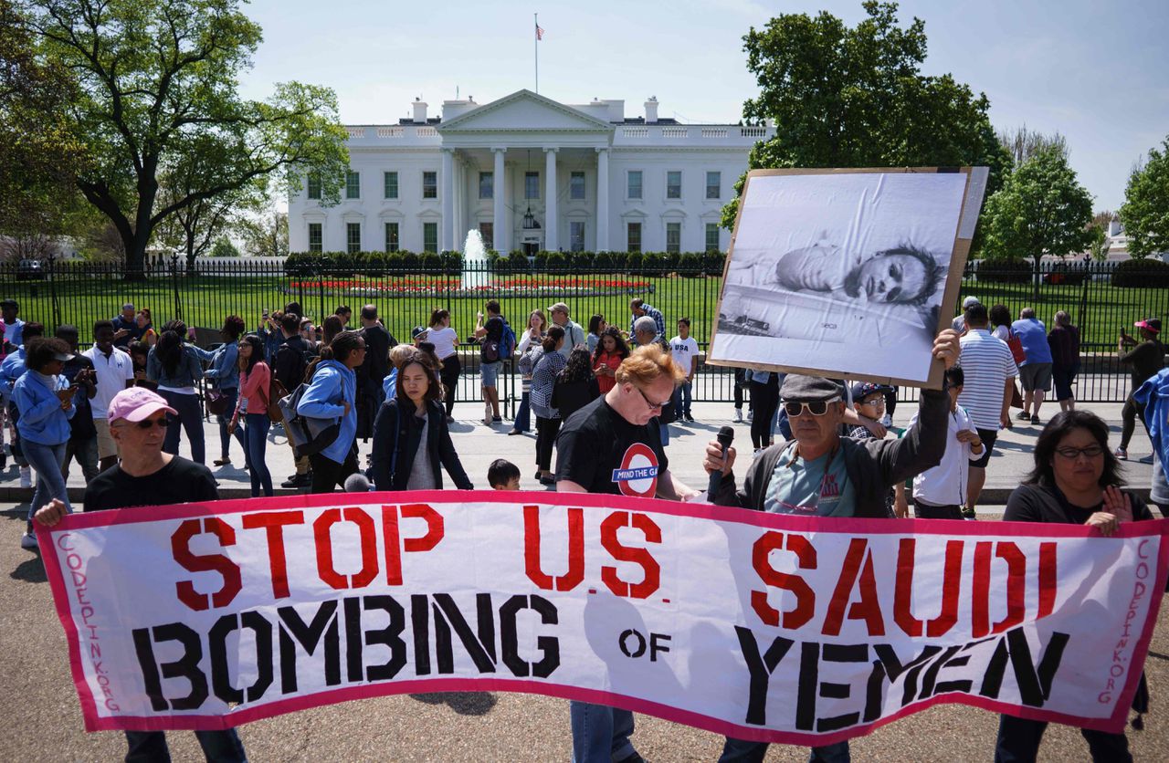 Activisten demonstreren voor het Witte Huis tegen de steun aan Saoedi-Arabië in de oorlog in Jemen.