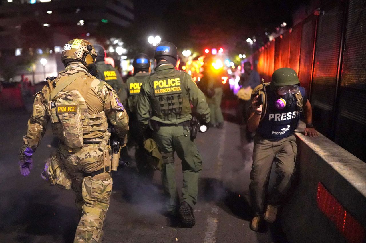 Federale agenten die eind juli werden ingezet in Portland, Oregon, om een einde te maken aan nachtelijke rellen in de stad.