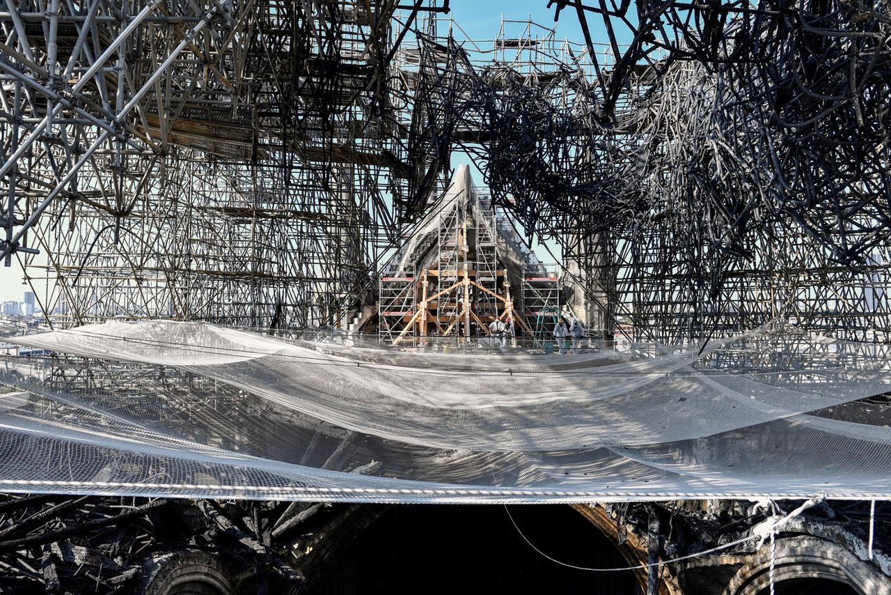 Het ingestorte dak van de Notre-Dame in Parijs, drie maanden na de brand