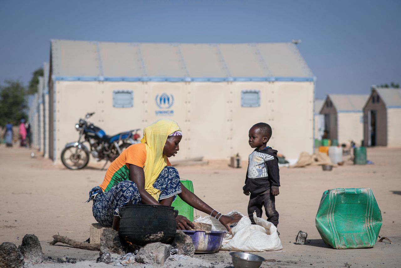 Een vrouw en haar kind in een vluchtelingenkamp nabij de Burkinese stad Kaya. Bijna een miljoen mensen zijn op de vlucht geslagen voor het geweld.