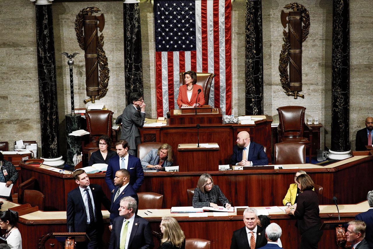 Nancy Pelosi, voorzitter van het Huis van Afgevaardigden, volgt de stemming over een resolutie die de impeachment-procedure naar een nieuwe fase brengt.