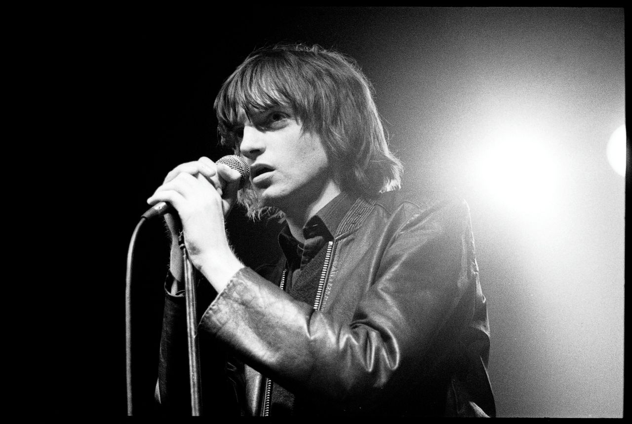 Mark E. Smith, punkrocker, dwarsdenker en zelfverklaard helderziende, tijdens een concert van The Fall in Londen, in 1980.
