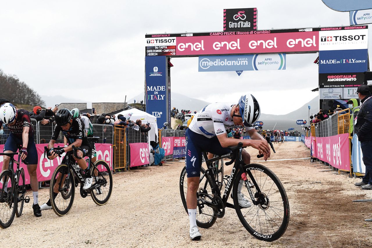 Colombiaan Egan Bernal maakt indruk in Giro-etappe en pakt het roze 