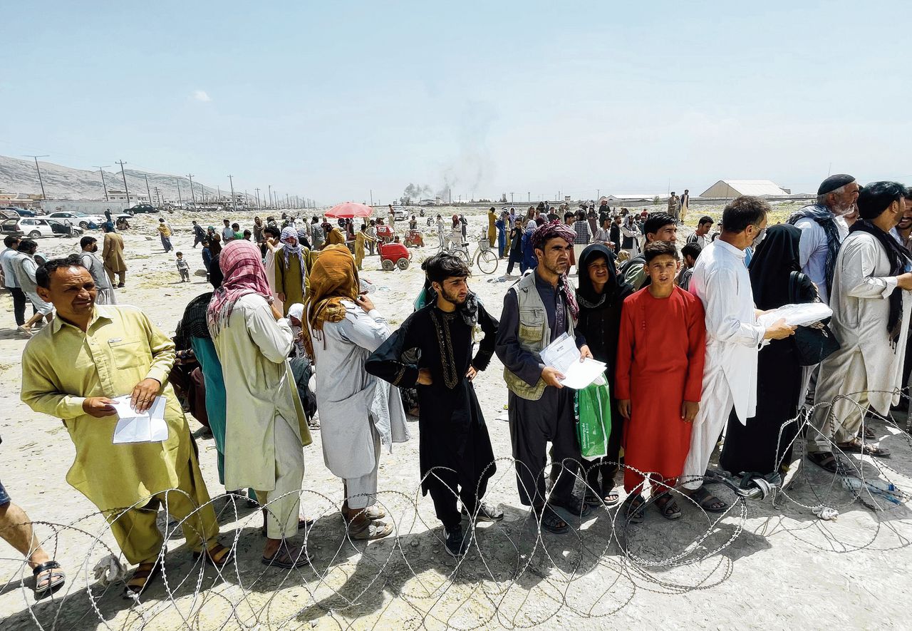 Afghanen verzamelen zich nabij het vliegveld van Kabul in de hoop het land te kunnen ontvluchten.Foto AP