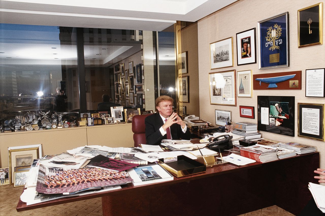 Donald Trump in zijn kantoor in de Trump Tower aan 5th Avenue, 1999.