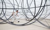 Kunstenaar Antony Gormley betreedt zijn eigen installatie ‘Clearing’ (2020) in Museum Voorlinden in Wassenaar.