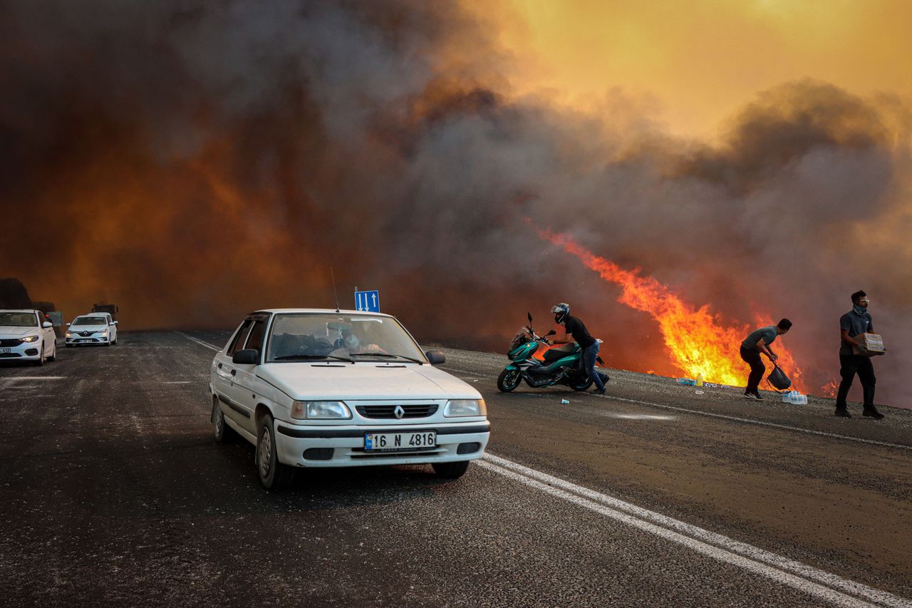 Hude poplave v Turčiji terjale 17 življenj, na tisoče ljudi evakuiranih