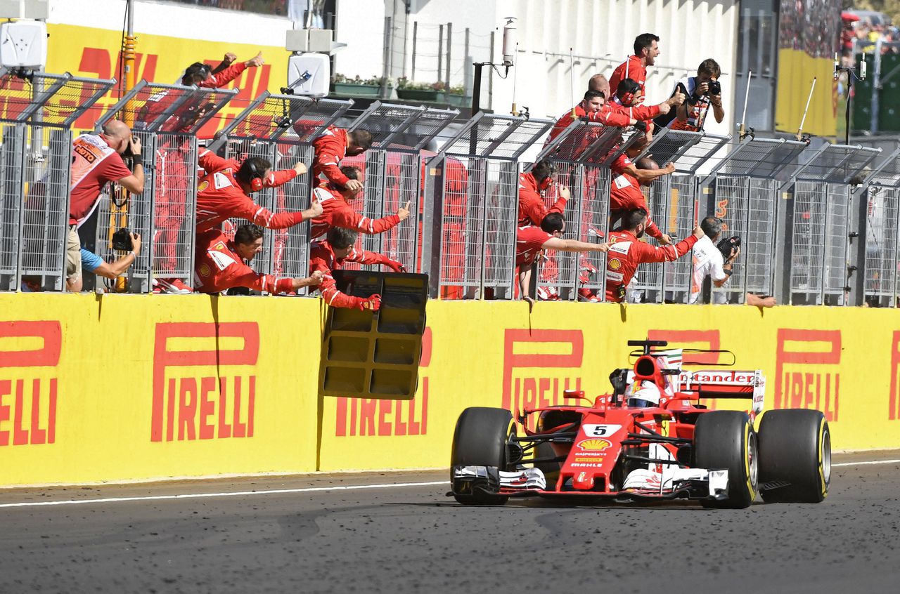 Vettel wint optocht in Hongarije, Verstappen vijfde 