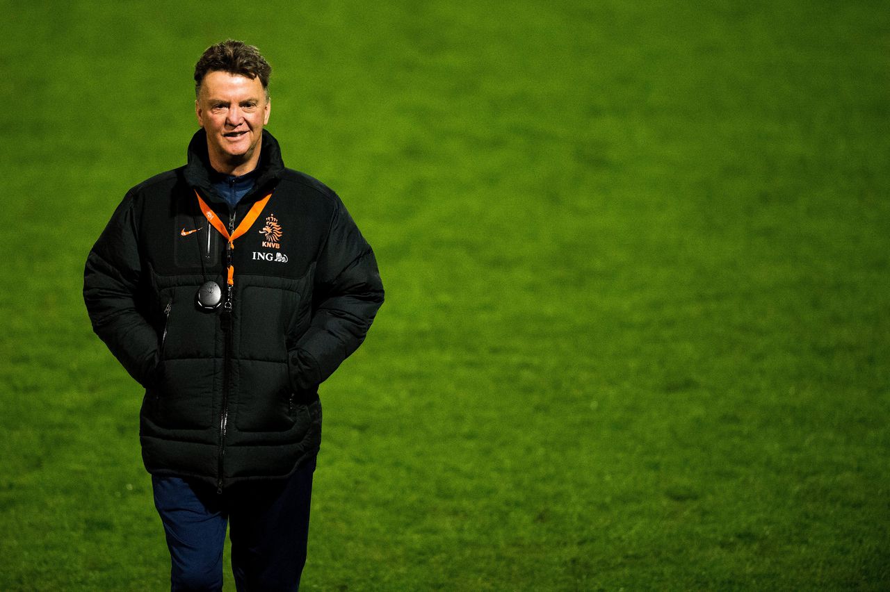 Als de KNVB Louis van Gaal als bondscoach wil, gebeurt het - NRC