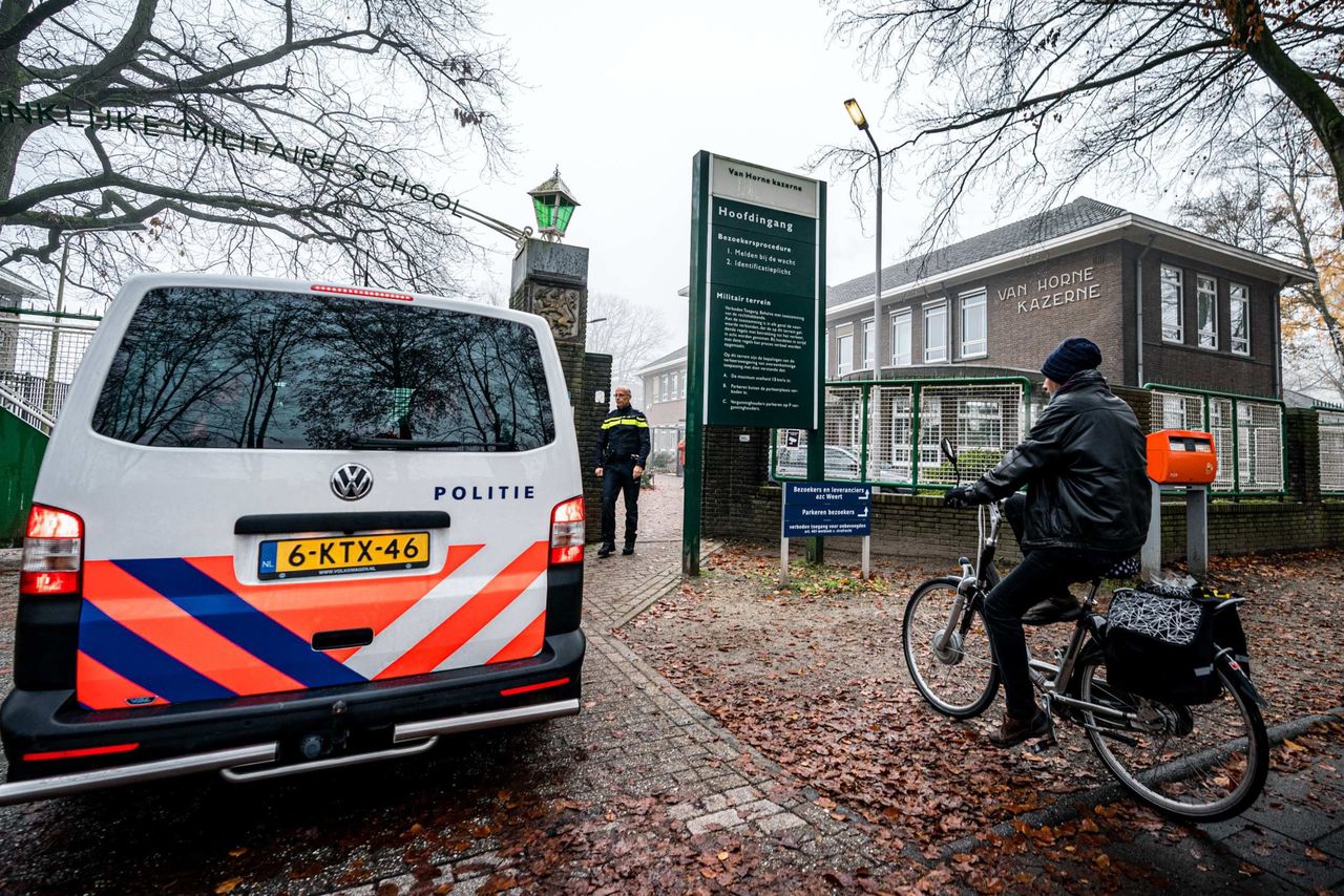 Politie bij het asielzoekerscentrum in de voormalige Van Horne Kazerne in Weert.