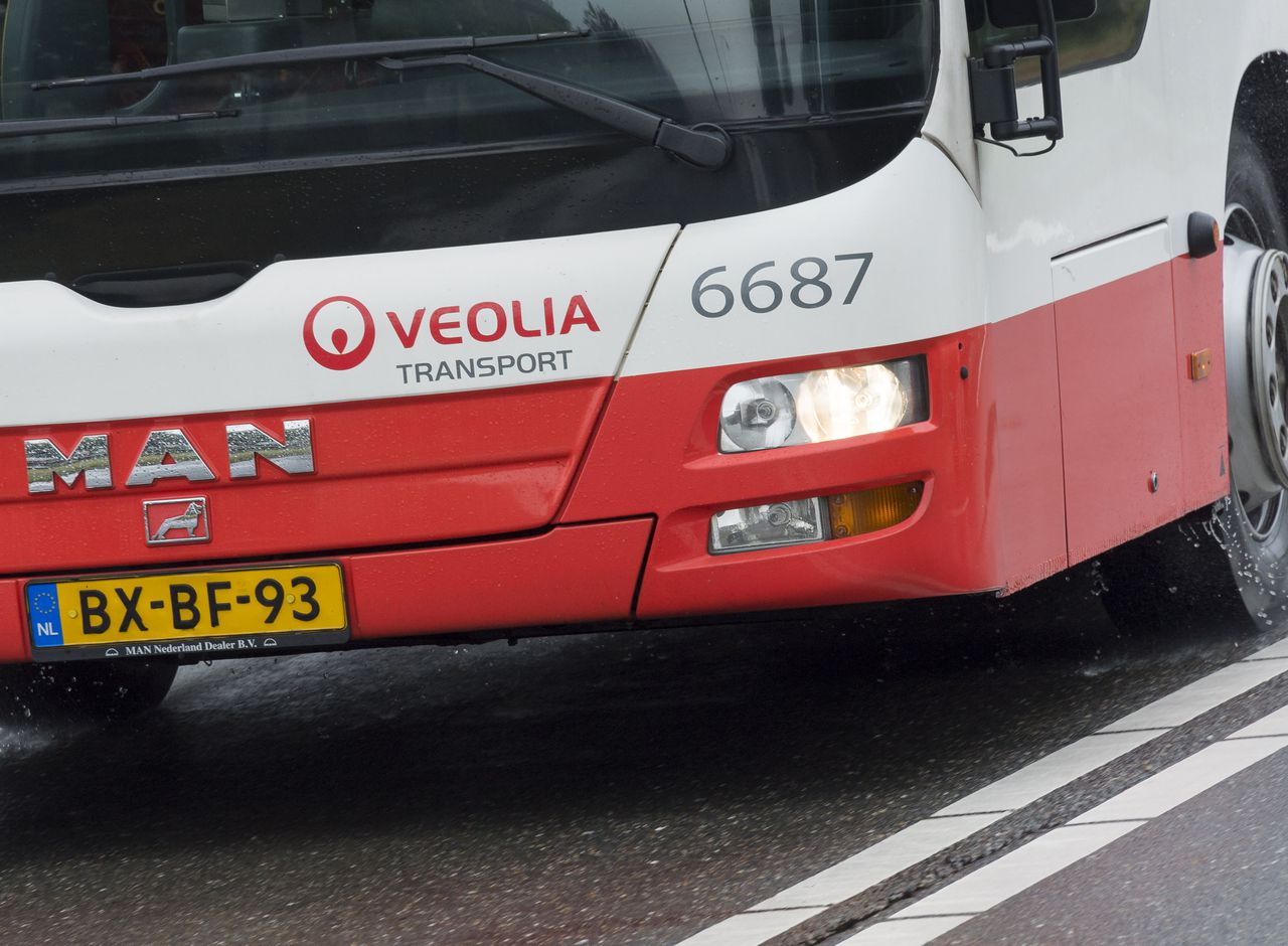 Een bus van vervoersbedrijf Veolia.