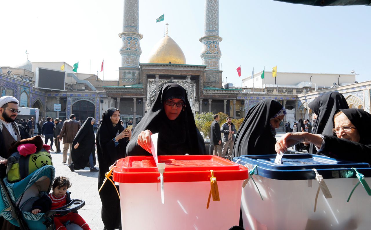 Iraanse vrouwen brengen vrijdag hun stem uit in Teheran. Hervormingsgezinde kandidaten waren grotendeels geschrapt van de kieslijst.