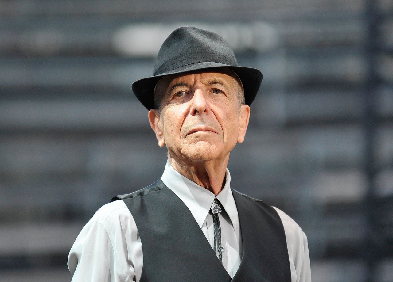 Leonard Cohen in 2009 tijdens een optreden in Frankrijk.