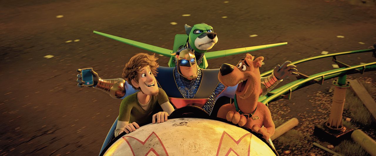 Shaggy en Scooby-Doo met achter hen de Blue Falcon en Dynomutt, in ‘Scoob!’