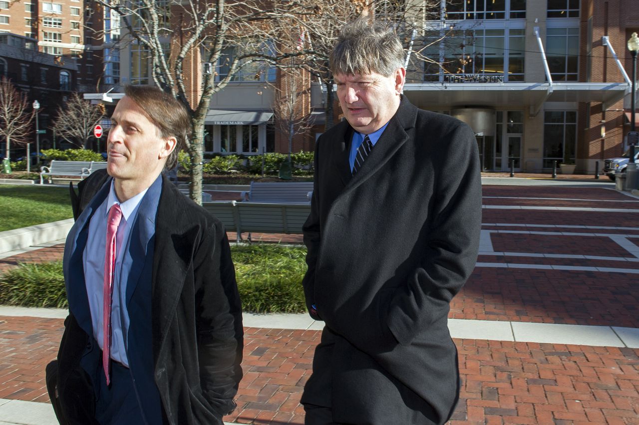 New York Times-journalist James Risen komt aan bij de rechtbank in Virginia. Oud-CIA-medewerker Jeffrey Sterling werd vandaag veroordeeld voor het lekken van geheime informatie aan Risen.