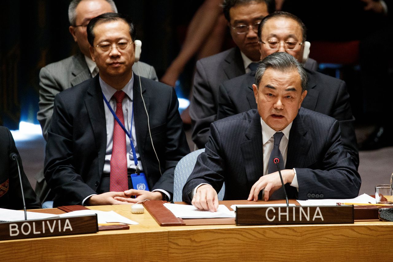De Chinese minister van Buitenlandse Zaken Wang Yi ging tijdens de vergadering van de VN-veiligheidsraad onmiddellijk in op de plotselinge beschuldigingen van de Verenigde Staten. China ontkent de tussentijdse verkiezingen in de VS te willen beïnvloeden.