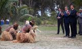 De Franse president Macron bij de uitvoering van een traditionele dans in Nieuw-Caledonië.  