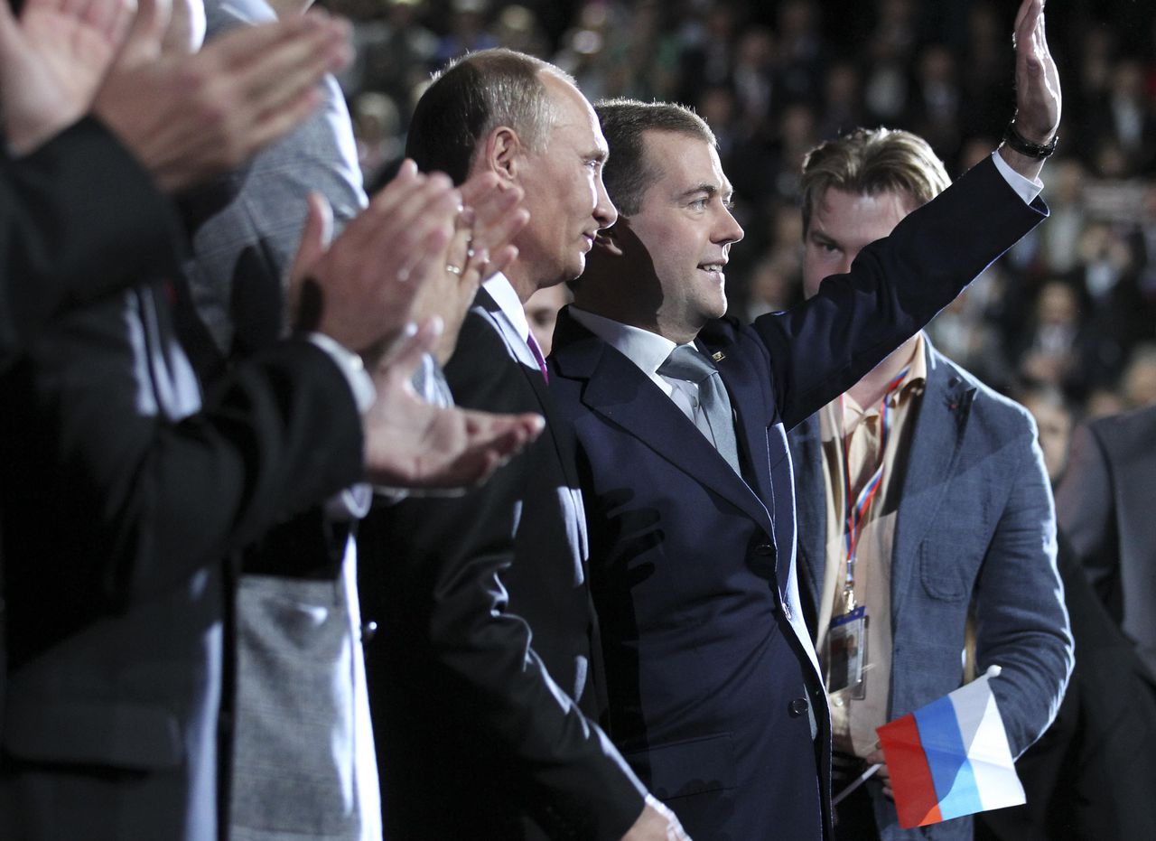 Dmitri Medvedev (tweede van rechts) en Vladimir Poetin (derde van rechts) vandaag tijdens een congres van de partij Verenigd Rusland in Moskou.