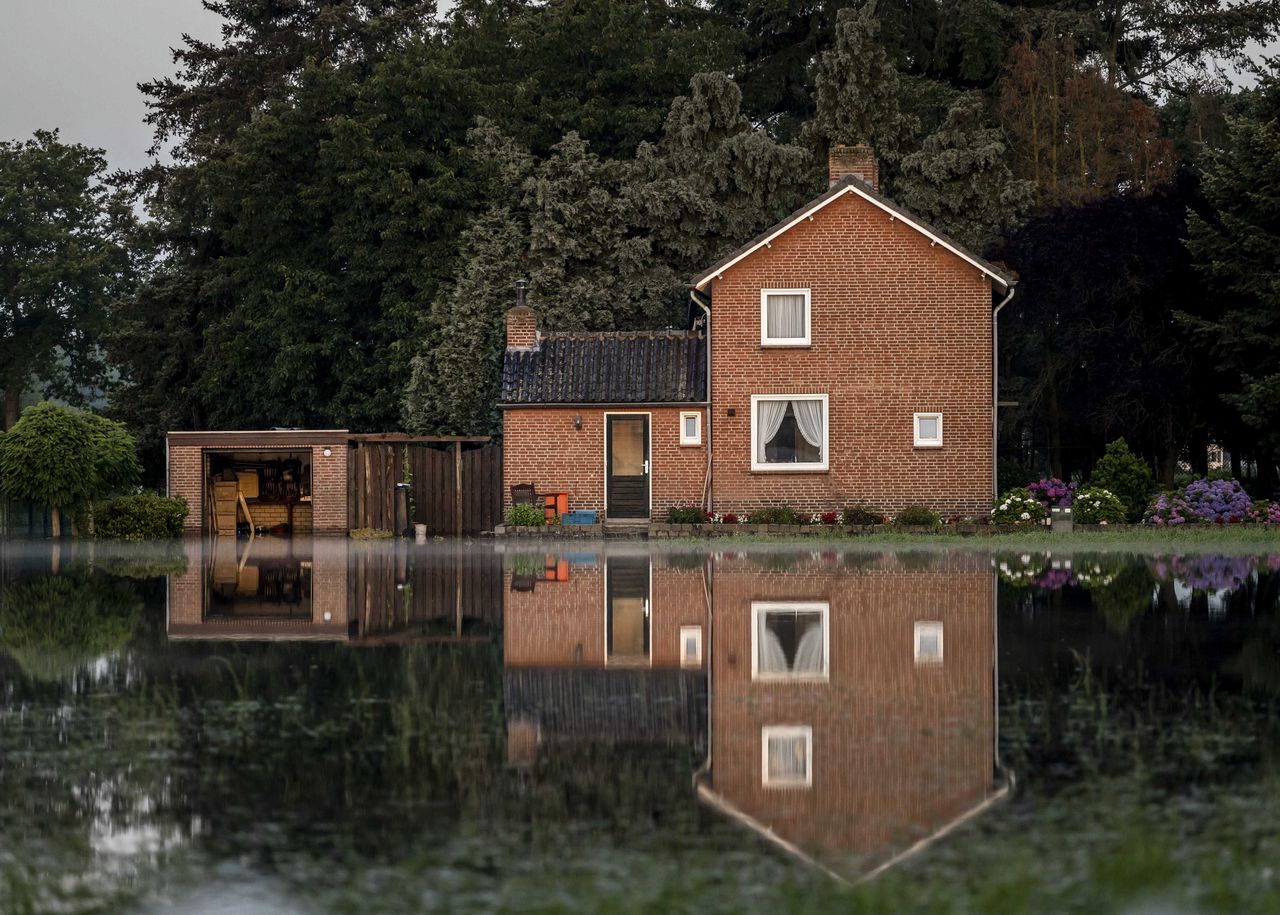 Een huis, eerder deze maand, omringd door water door het stijgende water van de Maas.