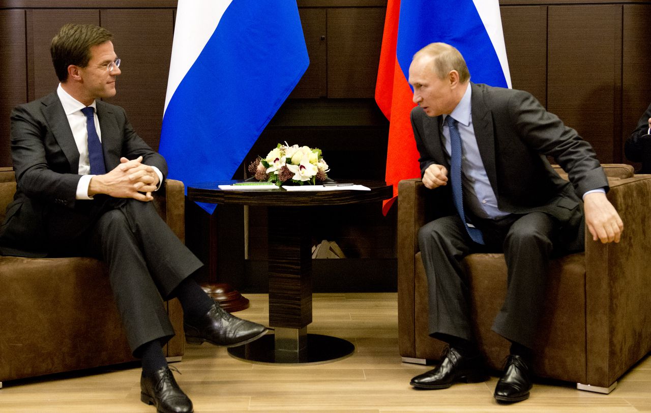 Premier Mark Rutte (L) tijdens zijn ontmoeting met de Russische president Vladimir Poetin, voorafgaand aan de opening van de Olympische Spelen in Sotsji in 2014.
