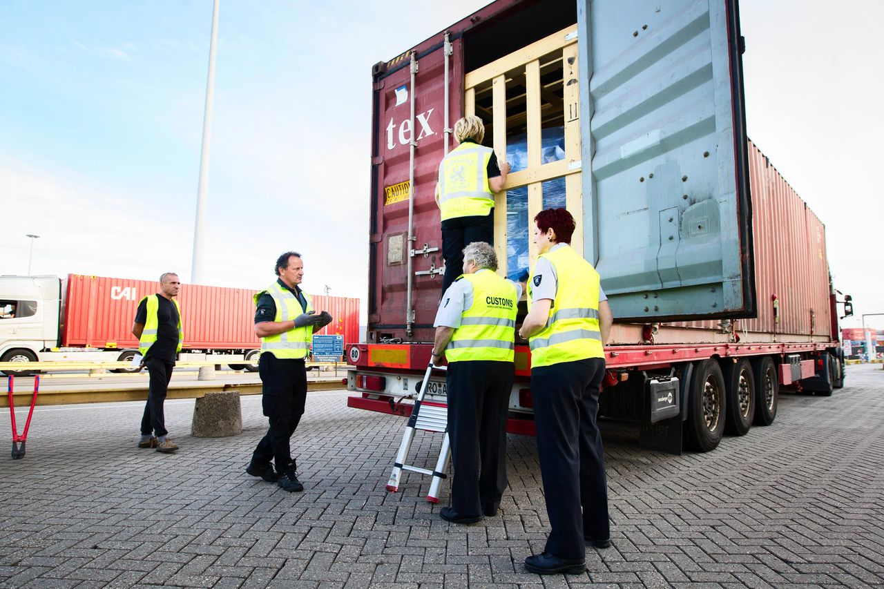 De douane voert actie en controleert alle vrachtwagens in de Rotterdamse havens.