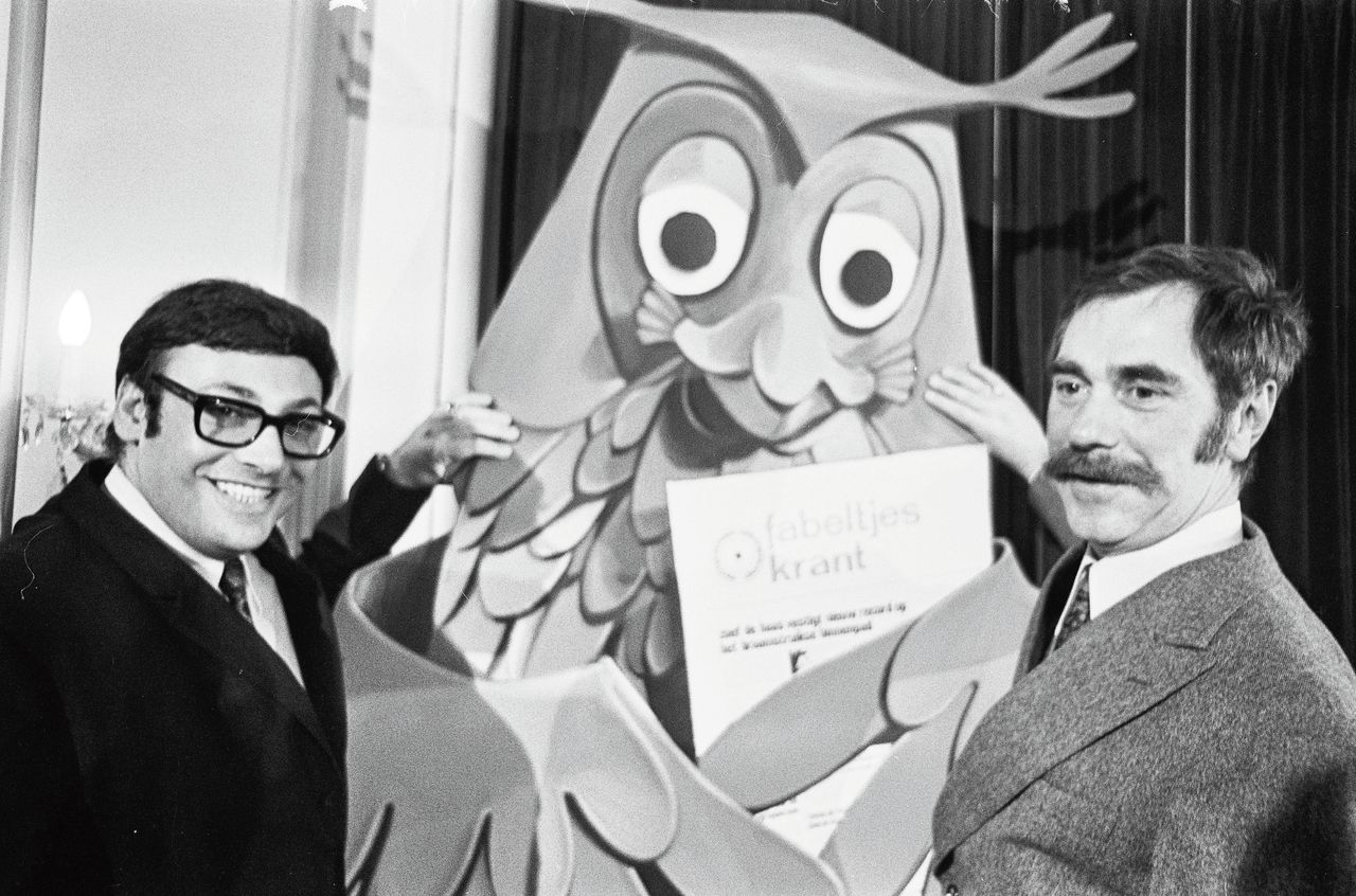 Fabeltjeskrant-producent Thijs Chanowski (links), Meneer De Uil (midden) en schrijver Leen Valkenier, die de Televizierring in 1969 in ontvangst nemen.